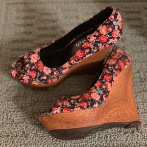 SPRING into these wedges!